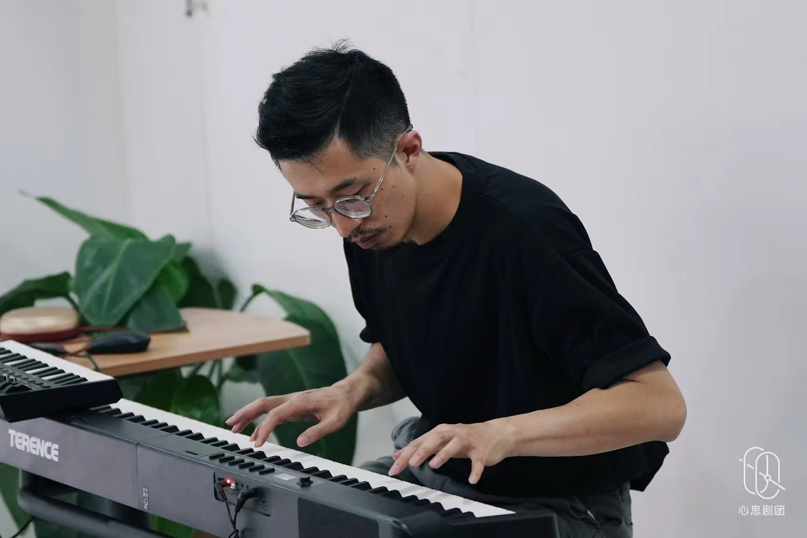 A practitioner using live keyboard improvisation in creative arts practice
